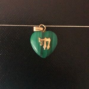 Malaquita heart with “hey” Hebrew letter